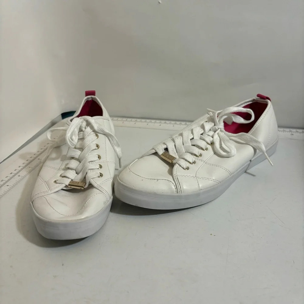 Guess women’s white lace up running‎ tennis shoes in size  10